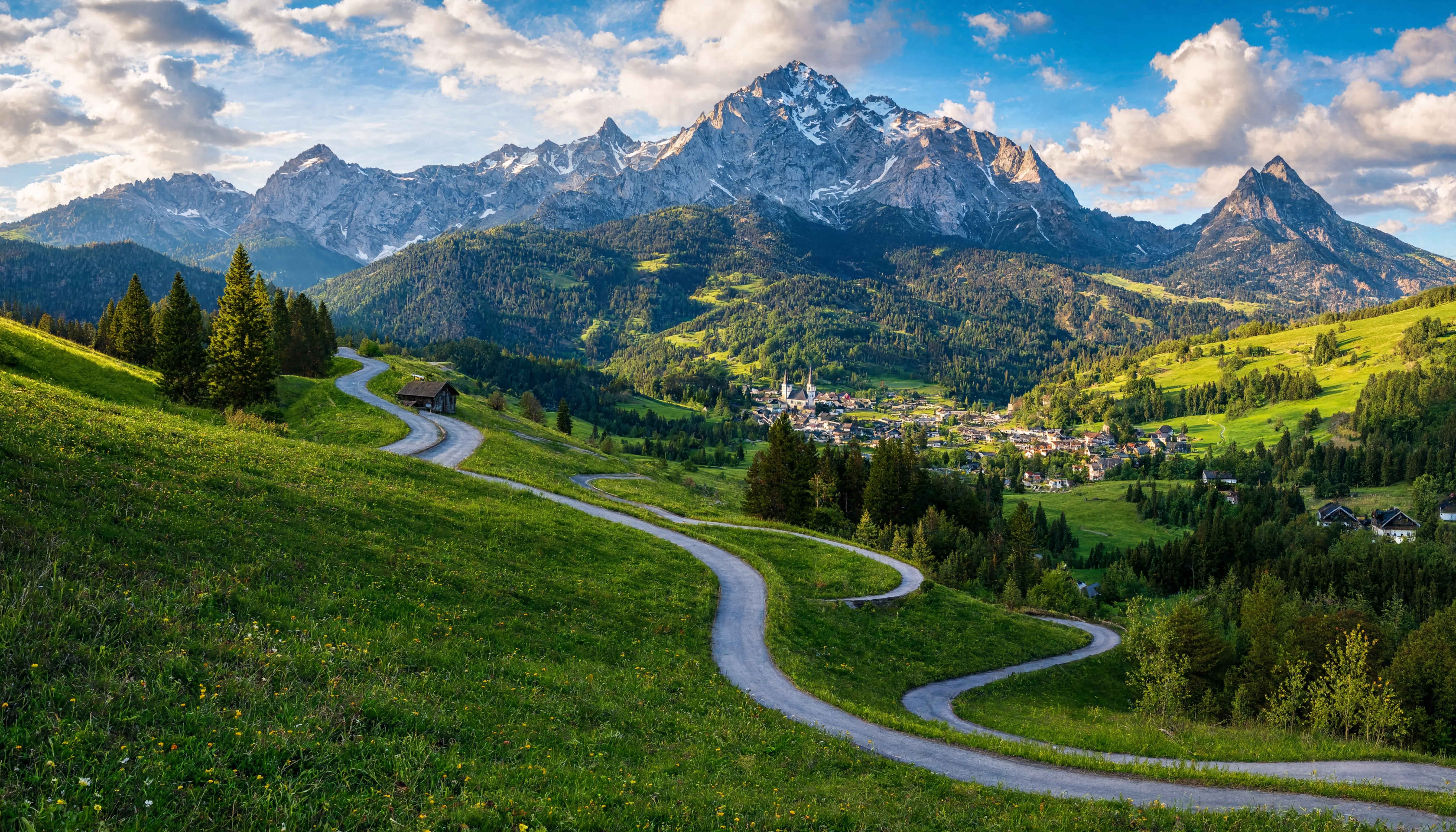 Bergstraße in den Bayerischen Alpen — kurvenreiche Alpenstraße mit Panoramaausblick